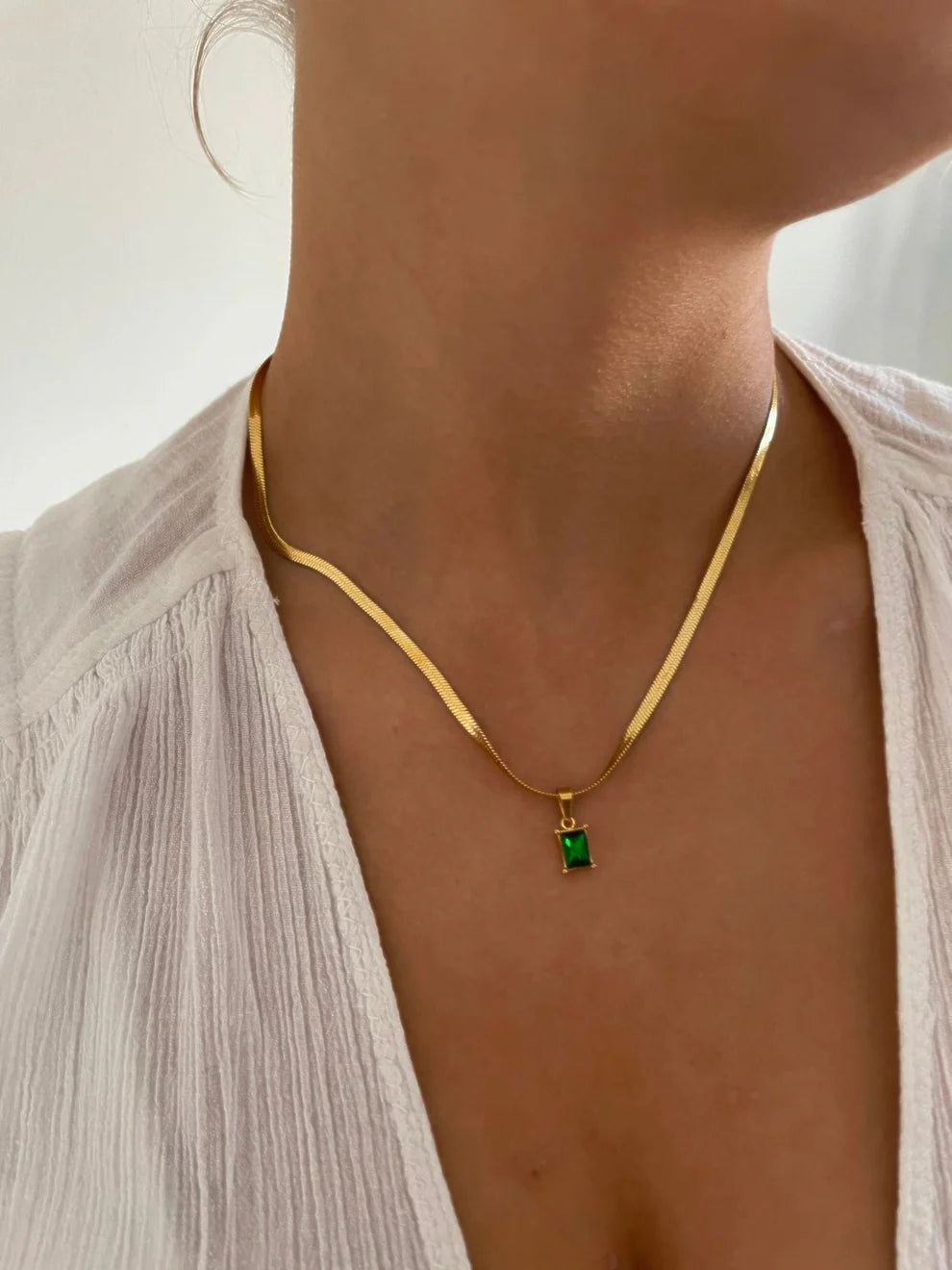 Elegant Flat Chain Necklace with Emerald Pendant – Stunning Jewelry for Women