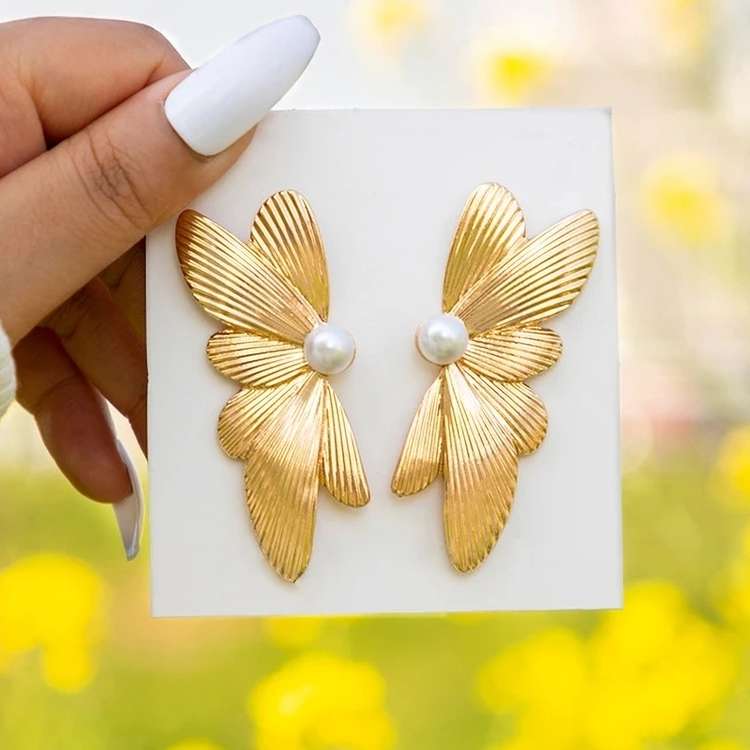 RAIRA
Gold Plated Big Floral Pearls Party Fashion Drop Earrings 18K Gold Polish | Everyday glamor| necklace, earrings| 18k Gold | Contemporary| hypoallergenic
(One Size)