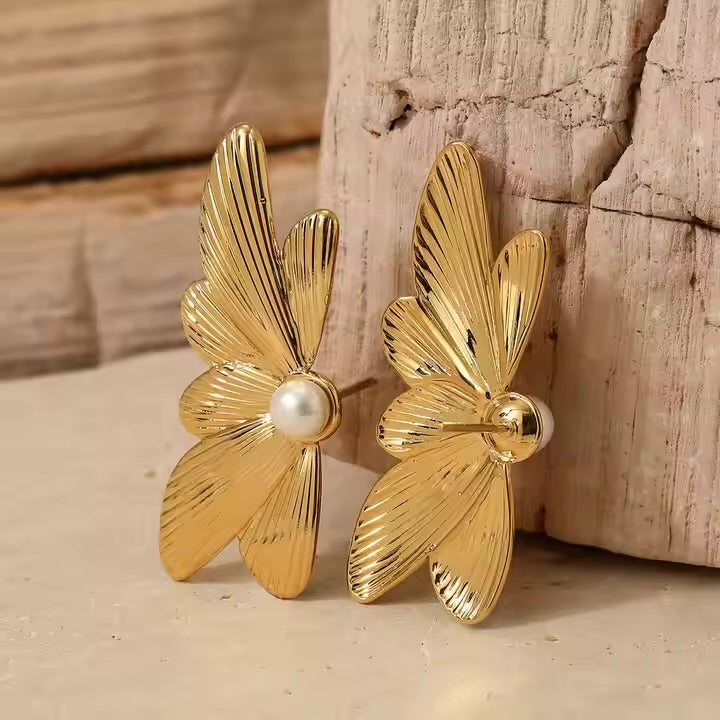 RAIRA
Gold Plated Big Floral Pearls Party Fashion Drop Earrings 18K Gold Polish | Everyday glamor| necklace, earrings| 18k Gold | Contemporary| hypoallergenic
(One Size)