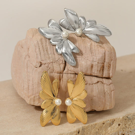 RAIRA
Gold Plated Big Floral Pearls Party Fashion Drop Earrings 18K Gold Polish | Everyday glamor| necklace, earrings| 18k Gold | Contemporary| hypoallergenic
(One Size)