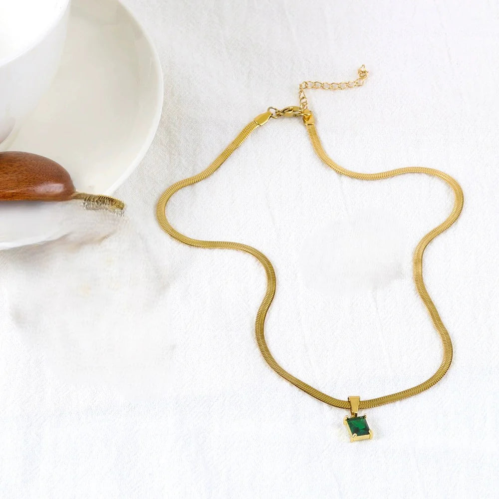 Elegant Flat Chain Necklace with Emerald Pendant – Stunning Jewelry for Women