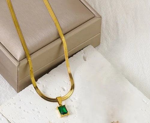 Elegant Flat Chain Necklace with Emerald Pendant – Stunning Jewelry for Women