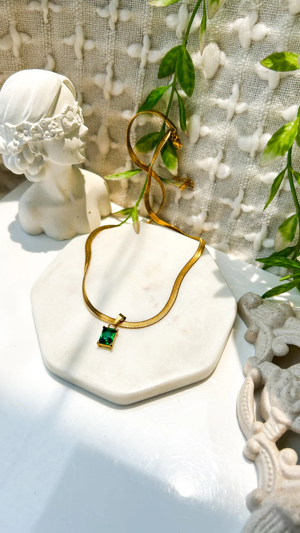 Elegant Flat Chain Necklace with Emerald Pendant – Stunning Jewelry for Women
