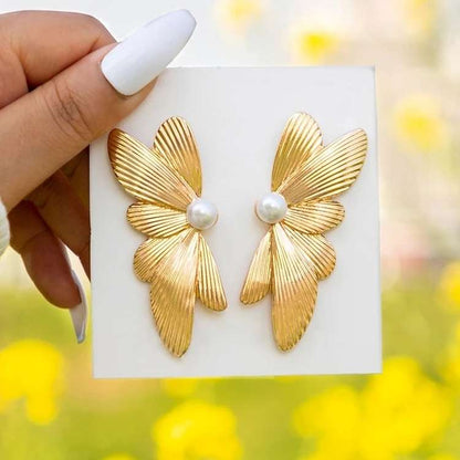 RAIRA
Gold Plated Big Floral Pearls Party Fashion Drop Earrings 18K Gold Polish | Everyday glamor| necklace, earrings| 18k Gold | Contemporary| hypoallergenic
(One Size)