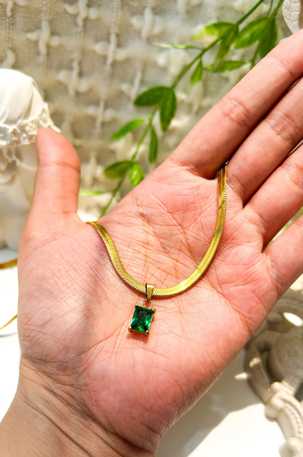 Elegant Flat Chain Necklace with Emerald Pendant – Stunning Jewelry for Women