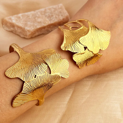 RAIRA Elegant Hawaiian Leaf 304 Stainless Steel 18K Gold Plated Bangle