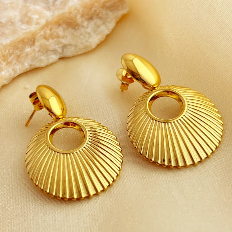 1 Piece Elegant Retro Solid Color Pleated Hollow Out 304 Stainless Steel 18K Gold Plated Drop Earrings For women & Girl’s Trendy