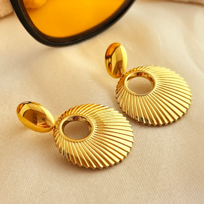 1 Piece Elegant Retro Solid Color Pleated Hollow Out 304 Stainless Steel 18K Gold Plated Drop Earrings For women & Girl’s Trendy