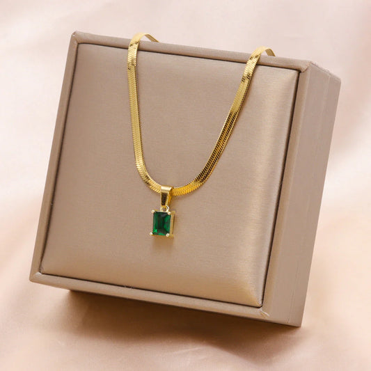 Elegant Flat Chain Necklace with Emerald Pendant – Stunning Jewelry for Women