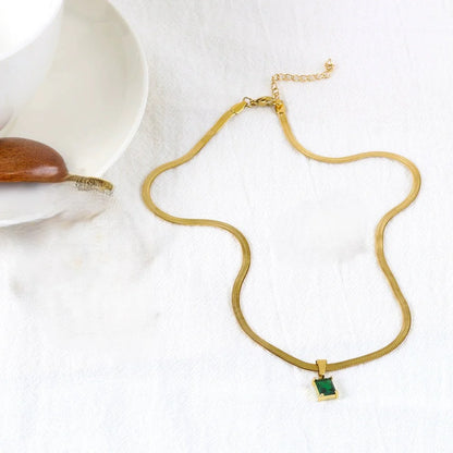Elegant Flat Chain Necklace with Emerald Pendant – Stunning Jewelry for Women