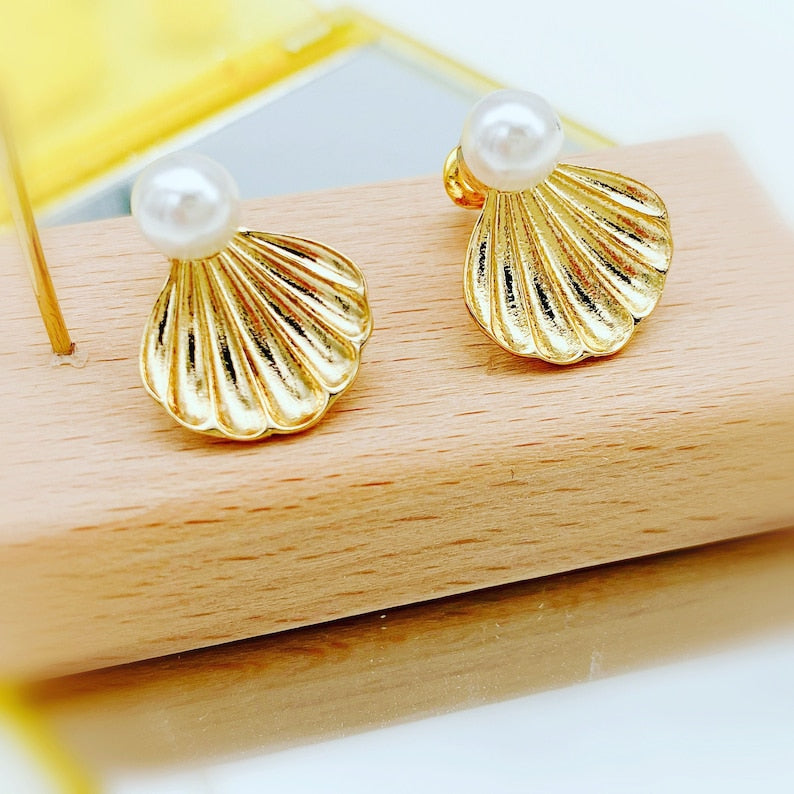 RAIRA 1 Pair French Style Classic Style IG Style Scallop Shell 304 Stainless Steel 14k Gold Plated Artificial Pearls Imitation Gold Ear Studs