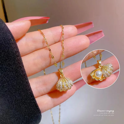 RAIRA Beach Simple Style Shell 304 Stainless Steel Acrylic 18K Gold Plated Pendant Necklace, Valentine's Day Special Gift  For You Love Once Girls and Women