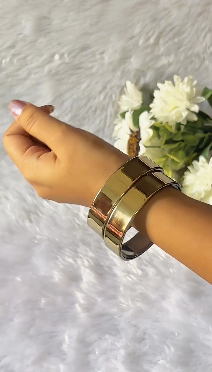 RAIRA Trendy and unique fancy Golden color glass kada set for girlish look bangles and bracelets