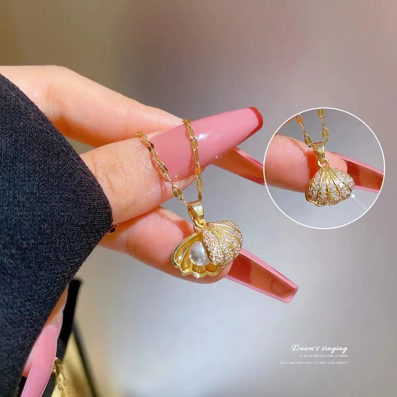 RAIRA Beach Simple Style Shell 304 Stainless Steel Acrylic 18K Gold Plated Pendant Necklace, Valentine's Day Special Gift  For You Love Once Girls and Women