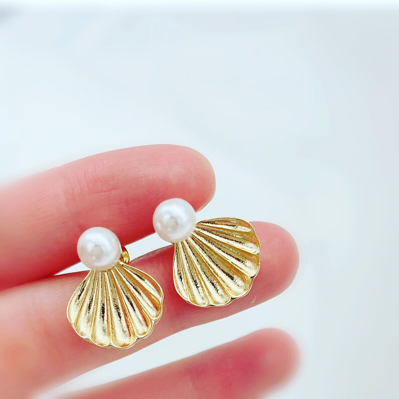 RAIRA 1 Pair French Style Classic Style IG Style Scallop Shell 304 Stainless Steel 14k Gold Plated Artificial Pearls Imitation Gold Ear Studs